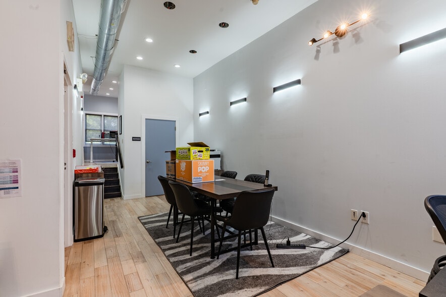 More Photos Of 319 Bainbridge St, Philadelphia Office Residential For Sale
