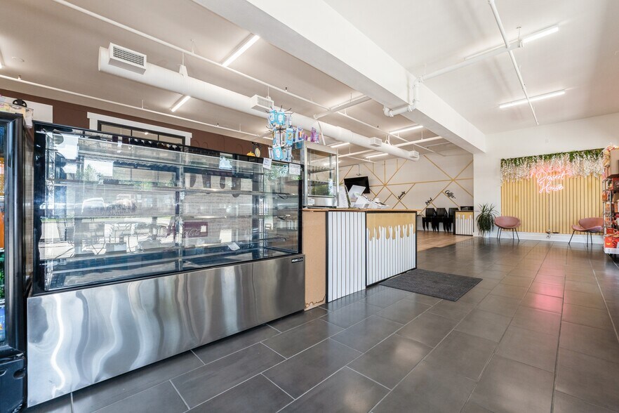 More Photos Of 5500 Merle Hay Rd, Johnston Storefront For Sale