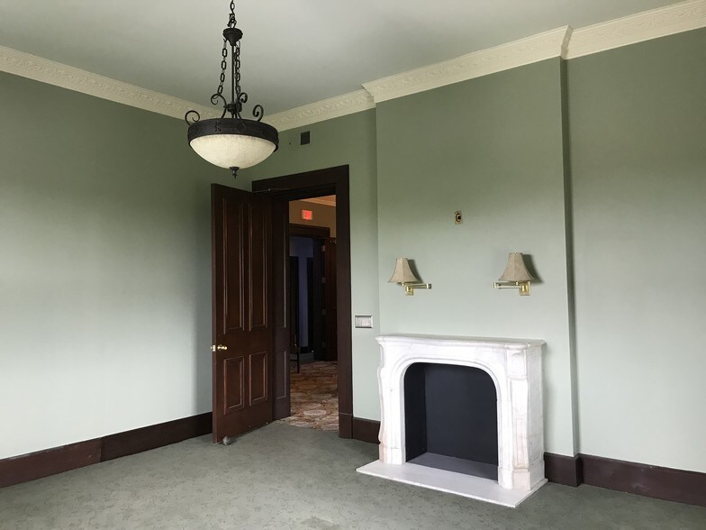 More Photos Of 2021 Auburn Ave, Cincinnati Office For Sale