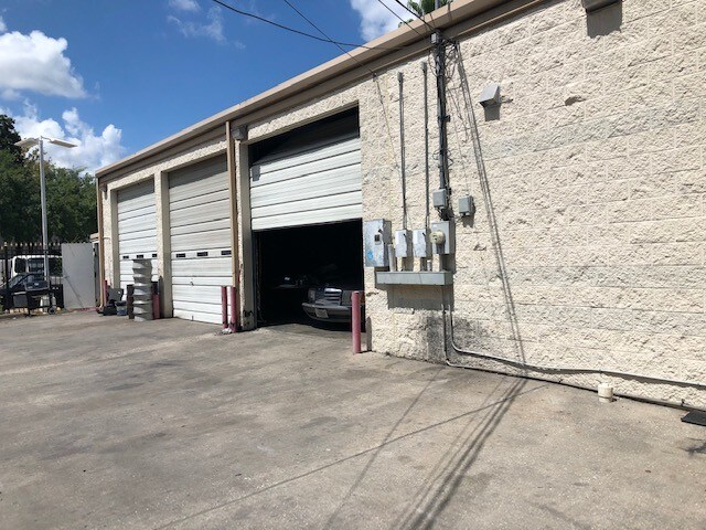 More Photos Of 8939 Long Point Rd, Houston Freestanding For Lease