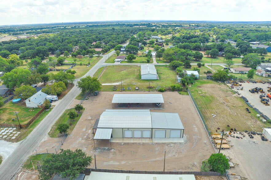 More Photos Of 202 Daisy Dr, Granbury Manufacturing For Sale