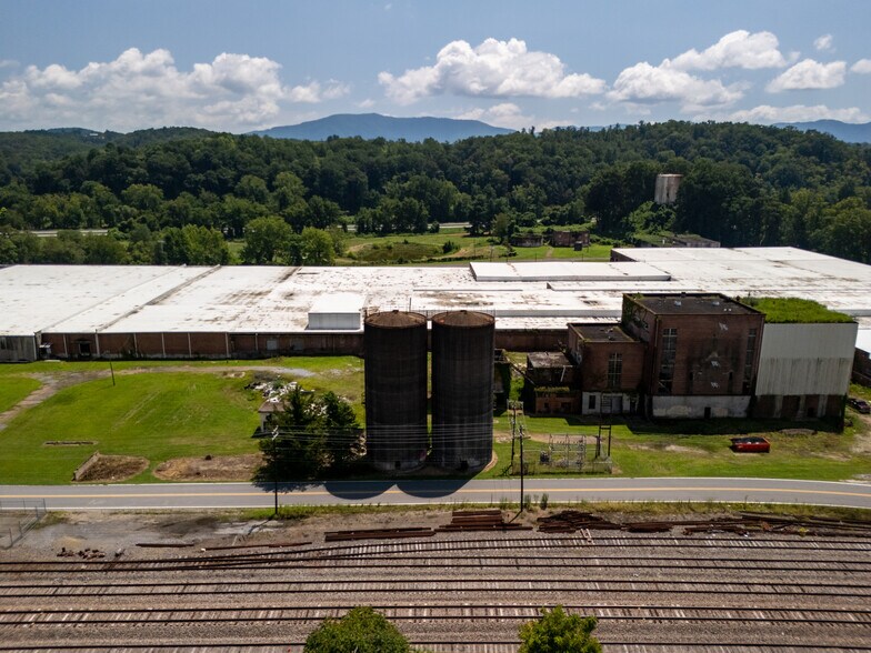 More Photos Of 144 Water st, Old Fort Warehouse For Lease