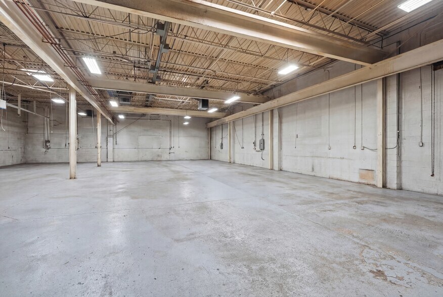 More Photos Of 32301 Howard Ave, Madison Heights Manufacturing For Lease