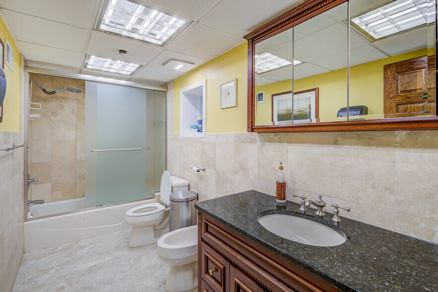 More Photos Of 25 Saint Charles St, Thornwood Distribution For Sale