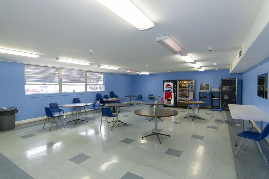 More Photos Of 2515-2517 SE Mailwell Dr, Milwaukie Manufacturing For Lease