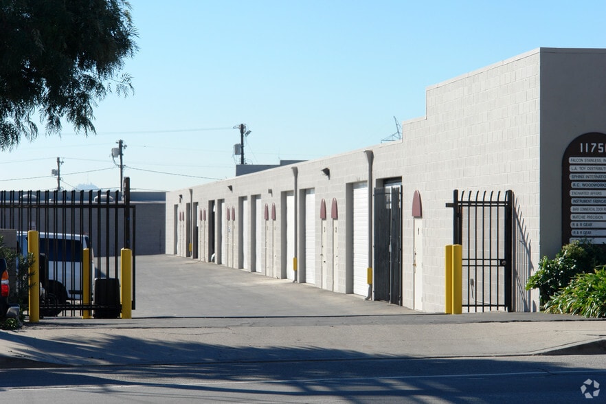 More Photos Of 11750-11754 Roscoe Blvd, Sun Valley Warehouse For Lease