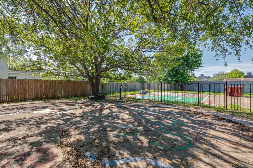 More Photos Of 716 E Main St, Allen Schools For Lease
