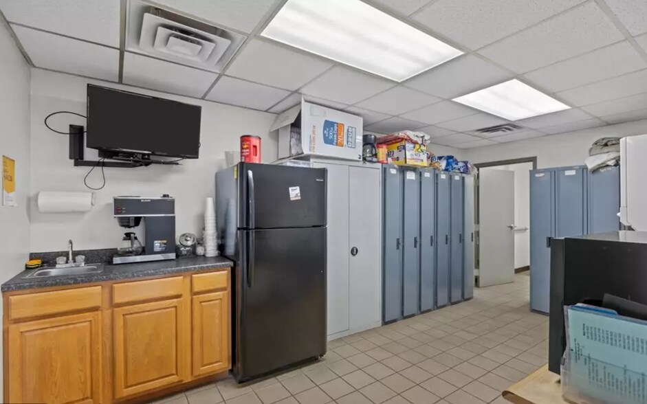 More Photos Of 212 Idaho St, Farrell Manufacturing For Sale