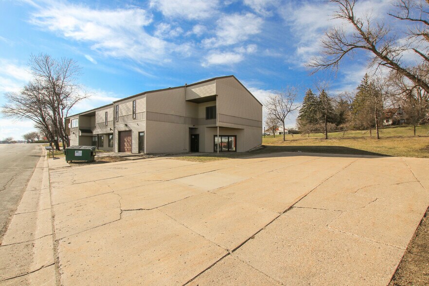 More Photos Of 555 3rd Ave NW, Hutchinson Office For Sale