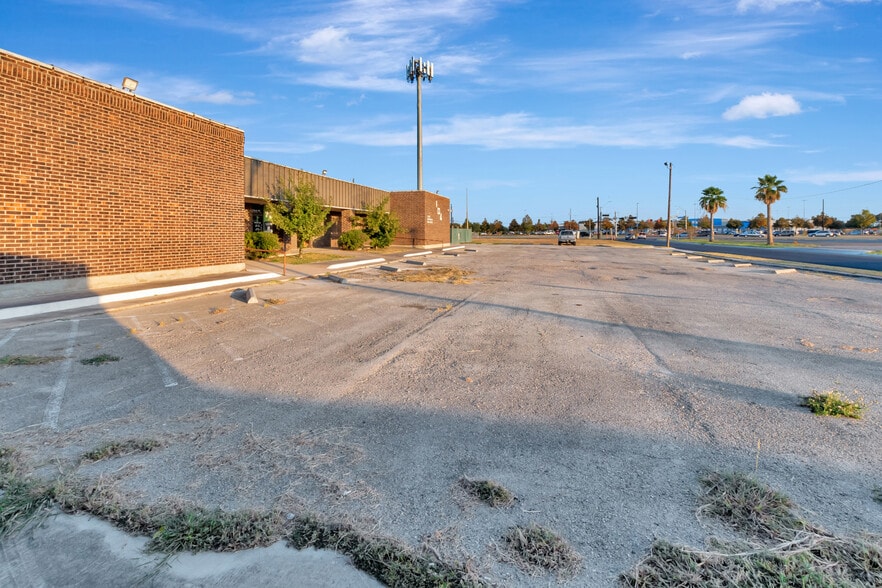 More Photos Of 104 Teakwood Dr, Victoria Medical For Sale