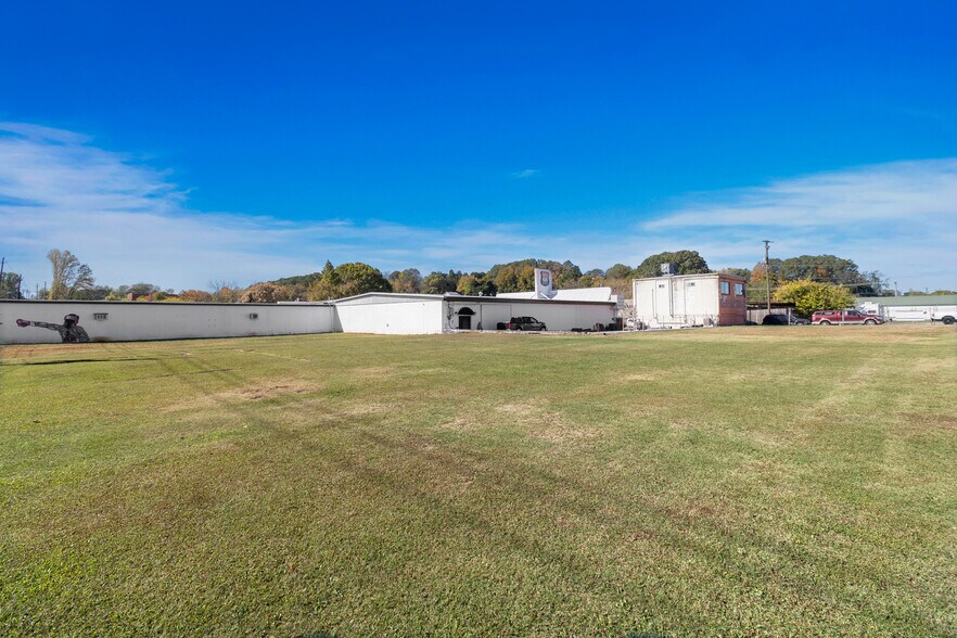 More Photos Of 395 S Ocoee St, Cleveland Showroom For Sale