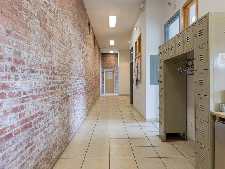 More Photos Of 701 Oriole Dr, Hendersonville Warehouse For Sale