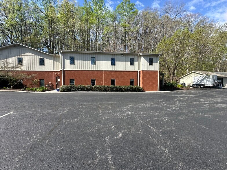 More Photos Of 2206 S Main St, Blacksburg Office For Lease