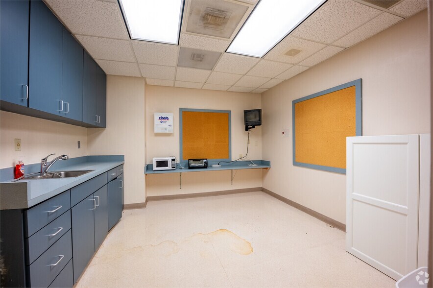 More Photos Of 15302 Amberly Dr, Tampa Bank For Lease