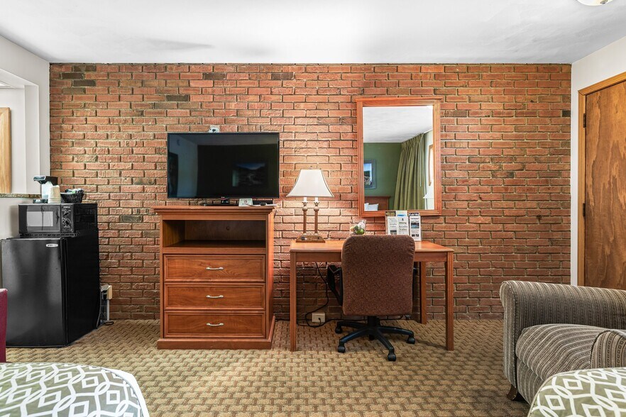 More Photos Of 310 S McCune St, Pilot Knob Hotel For Sale