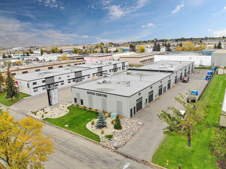 More Photos Of 405-437 Sioux Rd, Sherwood Park Warehouse For Lease