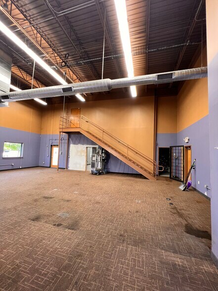 More Photos Of 8555 W 123rd St W, Savage Flex For Lease