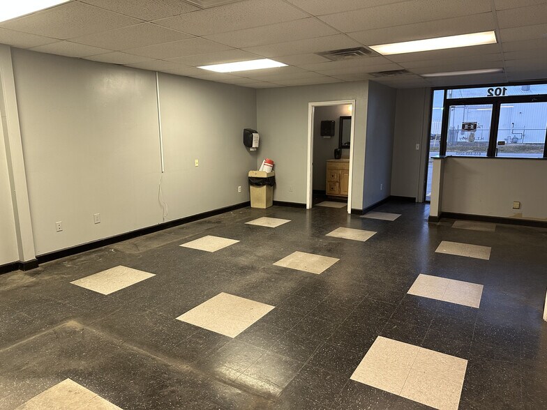 More Photos Of 102-104 Southside Park Dr, Lebanon Distribution For Lease