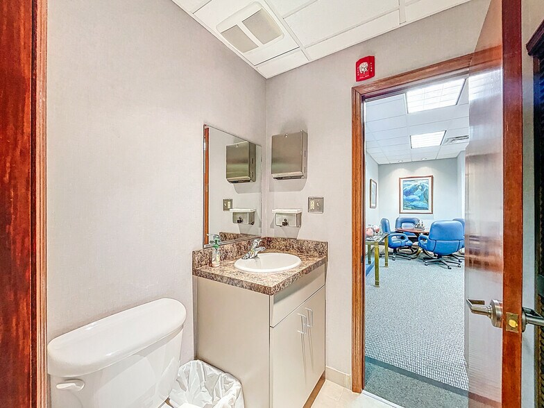 More Photos Of 5421 N 59th St, Tampa Office For Sale