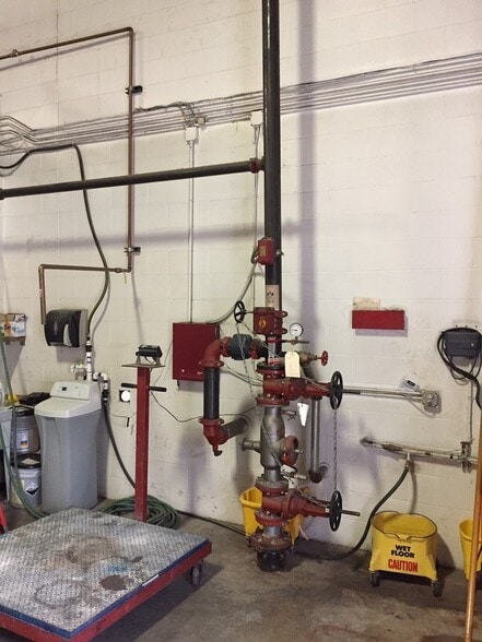 More Photos Of 41158 Koppernick Rd, Canton Warehouse For Lease