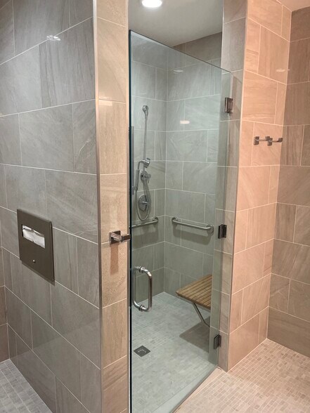 More Photos Of 5440 Cherokee Ave, Alexandria Showroom For Lease