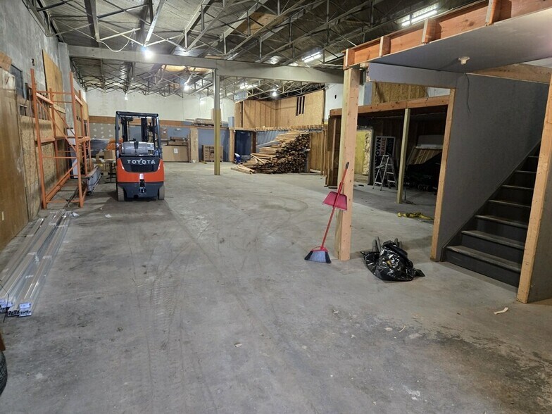 More Photos Of 20-40 E 8th St, Front Royal Flex For Sale