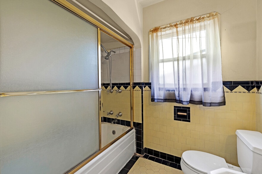 More Photos Of 1755 Washington Ave, San Leandro Bar For Sale