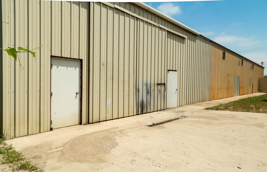 More Photos Of 211 S Austin St, Hutchins Flex For Sale