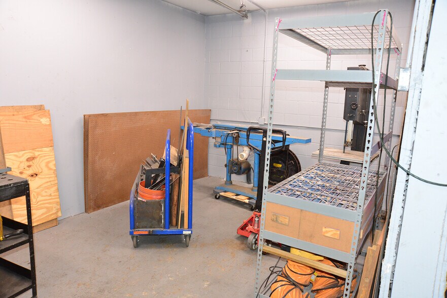 More Photos Of 9107 Industry Dr, Manassas Park Warehouse For Lease