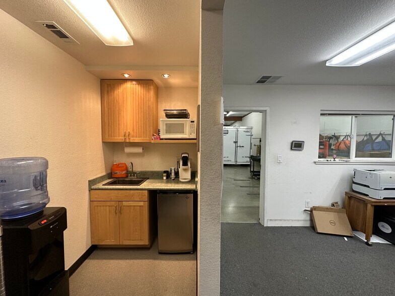 More Photos Of 7083 Commerce Cir, Pleasanton Warehouse For Lease
