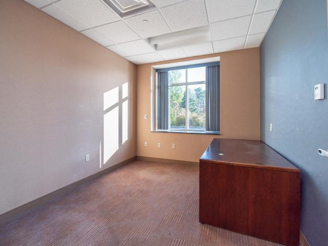 More Photos Of 10 Timberview Ln, Russell Medical For Sale