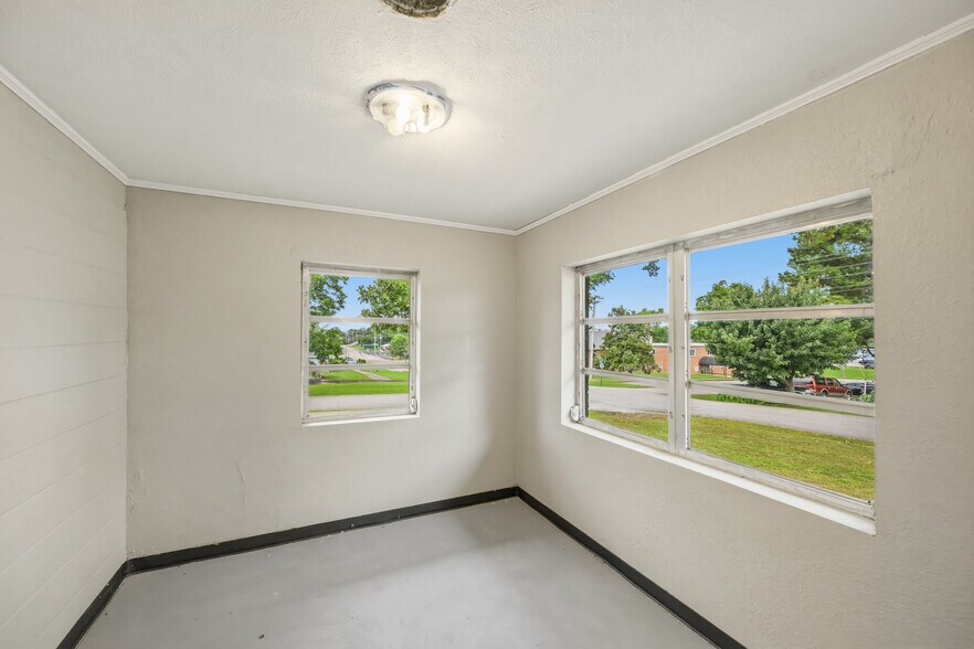 More Photos Of 105 Kentucky Ave S, Parsons Light Distribution For Sale
