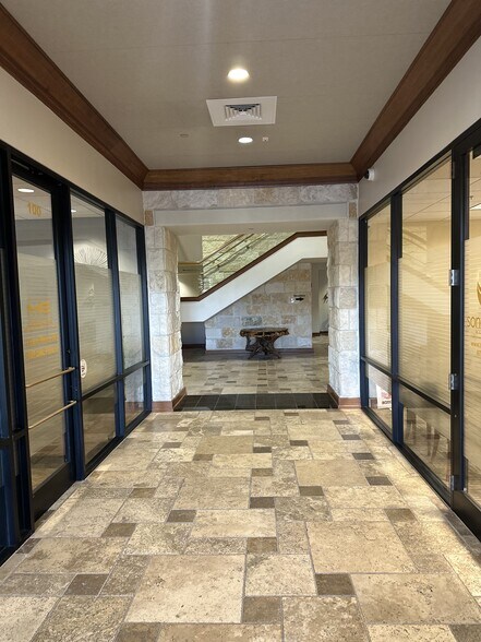 More Photos Of 335 E Sonterra Blvd, San Antonio Medical For Lease