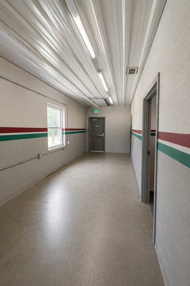More Photos Of 616A-622 S Main St, Hebron Warehouse For Sale