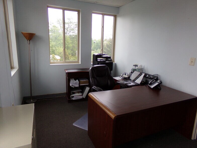 More Photos Of 22648 Glenn Dr, Sterling Office For Lease