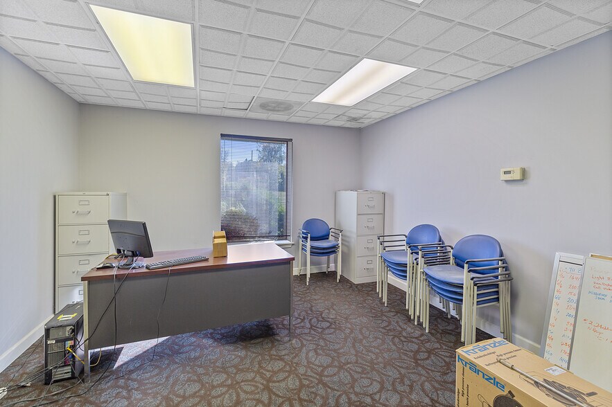 More Photos Of 1250 W Hamlin Rd, Rochester Hills Warehouse For Sale