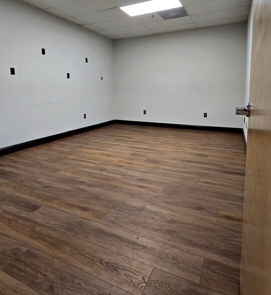 More Photos Of 913 Cobb Pky N, Marietta Warehouse For Lease