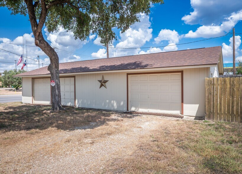 More Photos Of 1702 Lone Oak Dr, Leander Flex For Sale