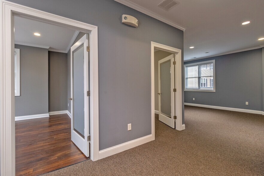 More Photos Of 447 Naubuc Ave, Glastonbury Office For Sale