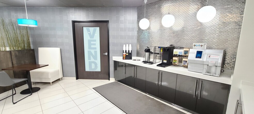 More Photos Of 1701 W Northwest Hwy, Grapevine Coworking Space