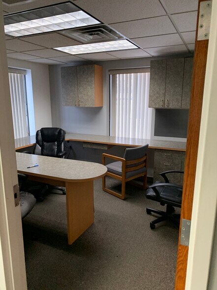 More Photos Of 1850 Cofrin Dr, Green Bay Manufacturing For Lease