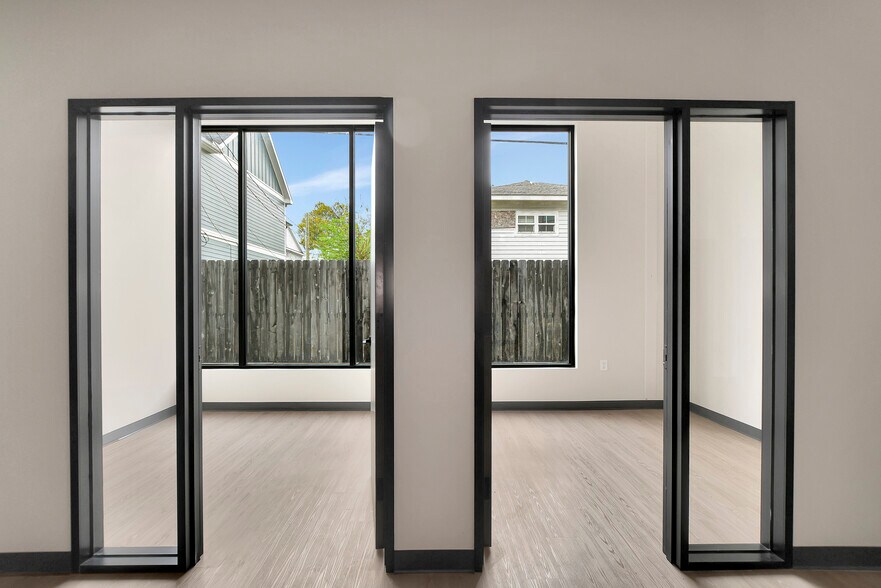 More Photos Of 1009 Yale St, Houston Freestanding For Lease