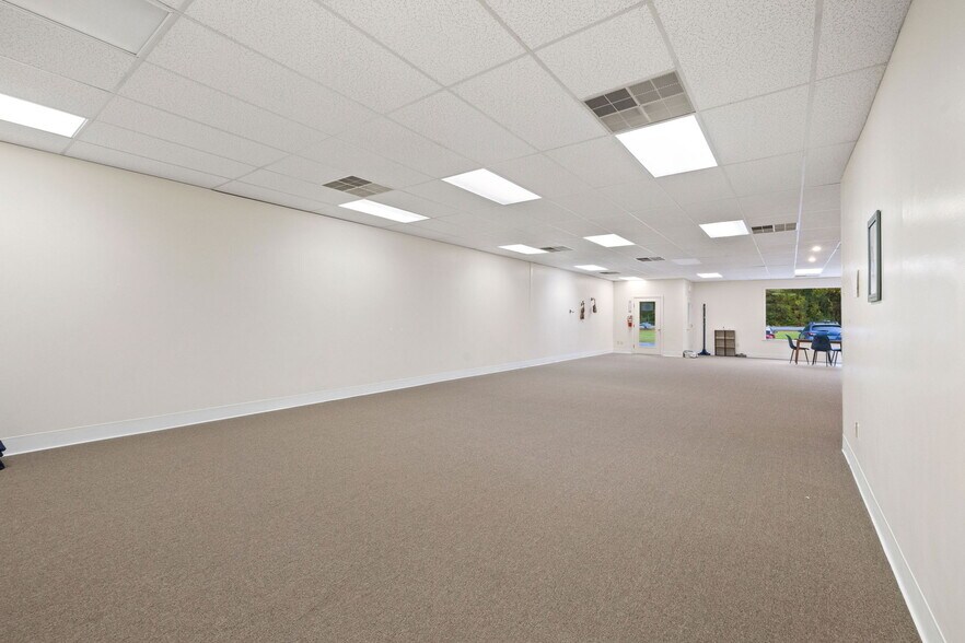 More Photos Of 323 Gonic Rd, Rochester Storefront Retail Office For Lease