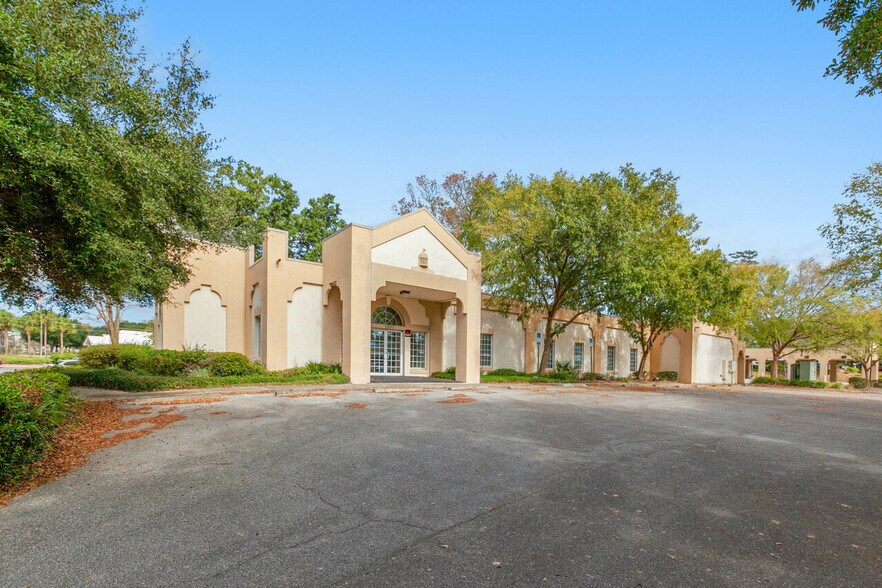 More Photos Of 1997 Capital Cir NE, Tallahassee Bank For Lease