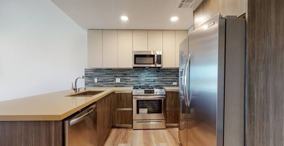 More Photos Of 1070 S Bedford St, Los Angeles Multifamily For Sale