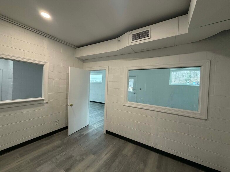 More Photos Of 902 S Eastern Blvd, Fayetteville Truck Terminal For Lease