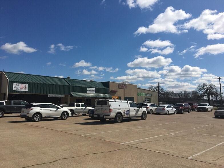 More Photos Of 404 W Main St, Azle Freestanding For Lease