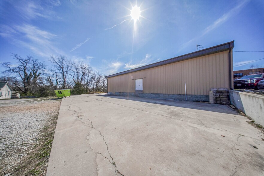 More Photos Of 105 E Walnut St, Houston Freestanding For Sale