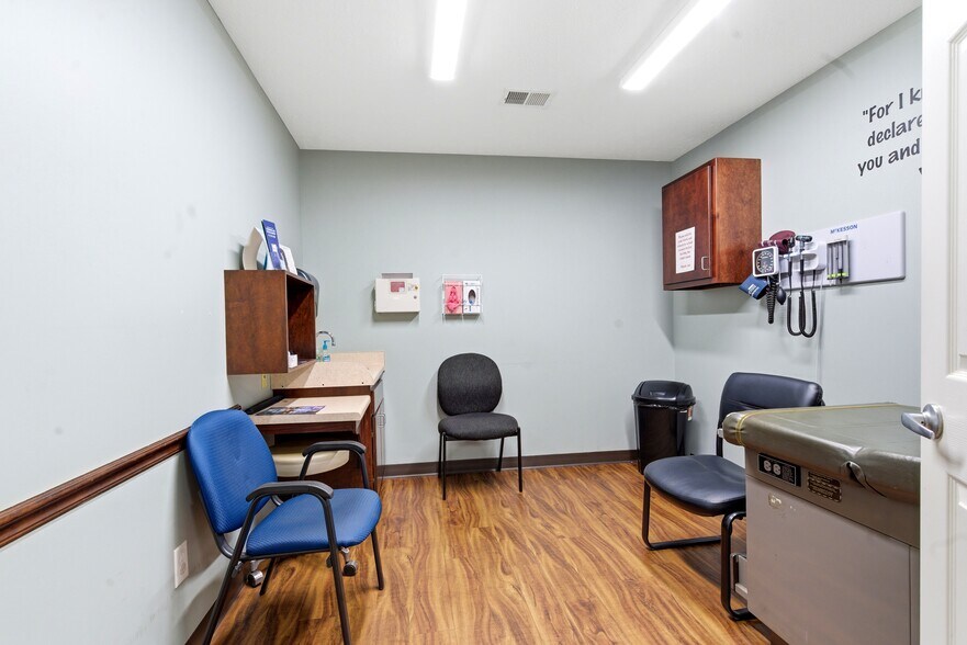 More Photos Of 622 W Market St, Bolivar Medical For Sale