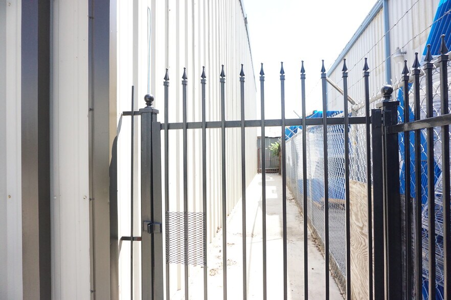 More Photos Of 5603 Northdale St, Houston Warehouse For Lease